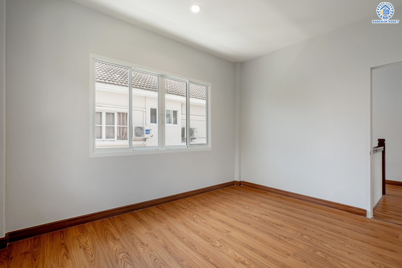 บ้านมือสองตกแต่งใหม่ ม.ชัยพฤกษ์ บางบัวทอง บ้านเดี่ยวจากแบรนด์ LH เนื้อที่ 61.7 ตร.ว. ฟังก์ชัน 3 ห้องนอน 3 ห้องน้ำ จอดรถได้ 1 คัน พร้อม Facilities ครบครัน บนทำเลเดินทางสะดวก ติดถนนบางกรวย-ไทรน้อย ใกล้เซ็นทรัลเวสต์เกต และรถไฟฟ้าสายสีม่วง "สถานีบางพลู"